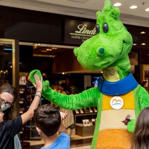 Clube do Foguinho terá oficinas sensoriais para bebês e teatrinho com “Gato de Botas” e “Chapeuzinho Vermelho” no Botafogo Praia Shopping