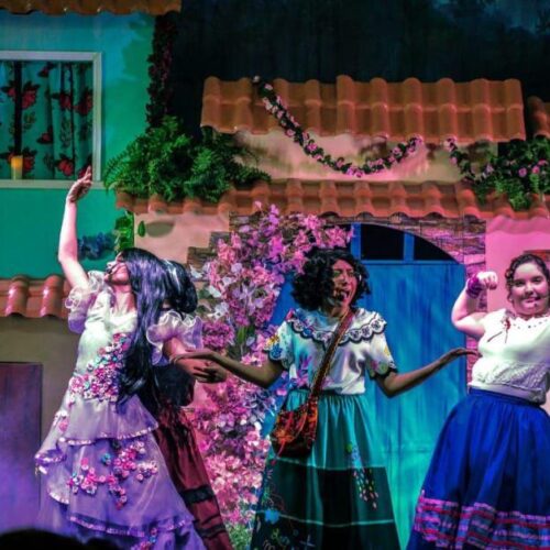 Shopping Nova Iguaçu terá teatrinho gratuito com Batman e Encanto e encontro com personagens Naruto e Moana no Junga Pak em fins de semana de setembro