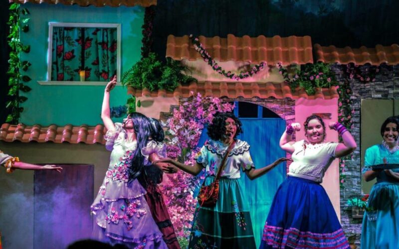 Shopping Nova Iguaçu terá teatrinho gratuito com Batman e Encanto e encontro com personagens Naruto e Moana no Junga Pak em fins de semana de setembro