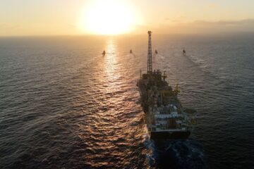 Plataforma da Petrobras FPSO P-78 chega ao campo de Búzios