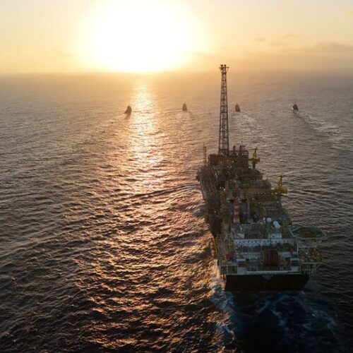 Plataforma da Petrobras FPSO P-78 chega ao campo de Búzios