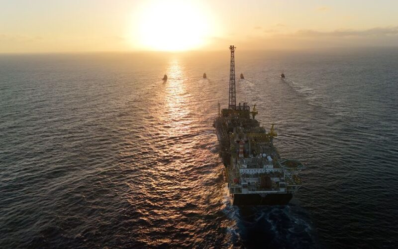 Plataforma da Petrobras FPSO P-78 chega ao campo de Búzios