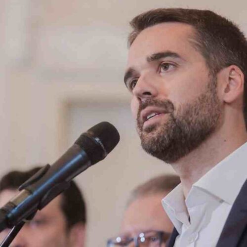 Eduardo Leite tenta furar polarização, mas esbarra na disputa interna do PSD e na sombra de Bolsonaro