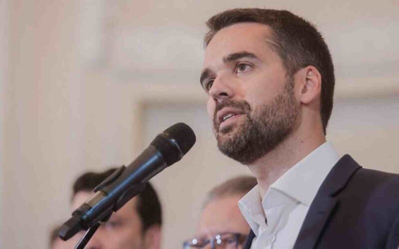 Eduardo Leite tenta furar polarização, mas esbarra na disputa interna do PSD e na sombra de Bolsonaro