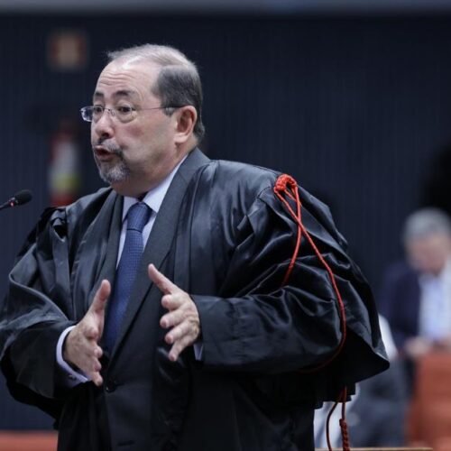 Advogados de Bolsonaro solicitam permissão para visita de Michelle e dos filhos ao ministro Alexandre de Moraes