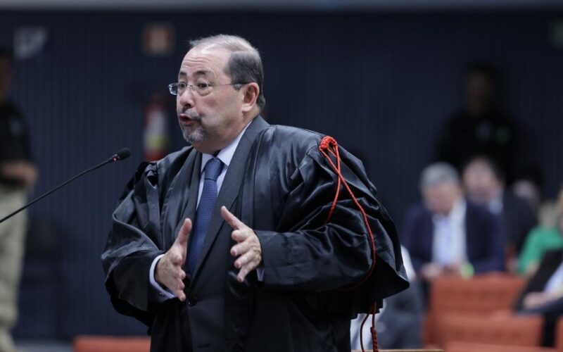 Advogados de Bolsonaro solicitam permissão para visita de Michelle e dos filhos ao ministro Alexandre de Moraes