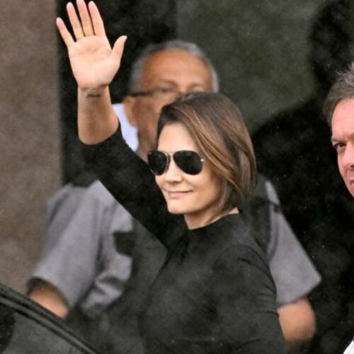 Michelle Bolsonaro muito emocionada faz visita ao Ex-Presidente e marido na Sede da Polícia Federal