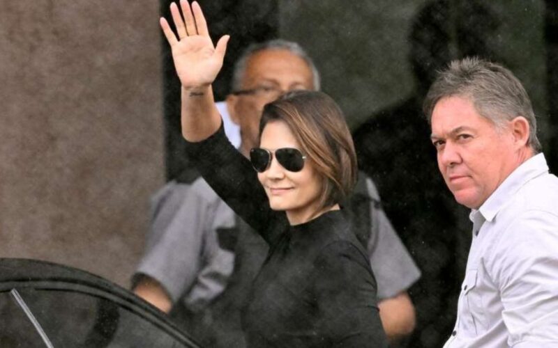 Michelle Bolsonaro muito emocionada faz visita ao Ex-Presidente e marido na Sede da Polícia Federal