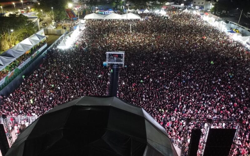 Segundo dia de festa pelos 35 anos de Queimados reúne multidão com shows de PK e Ludmilla