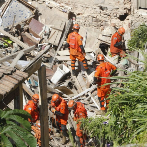 Desabamento em sobrado deixa 17 feridos no Catete