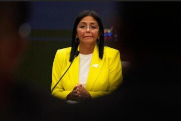 Trump derruba Maduro, garante o petróleo e deixa a Venezuela nas mãos do chavismo reciclado