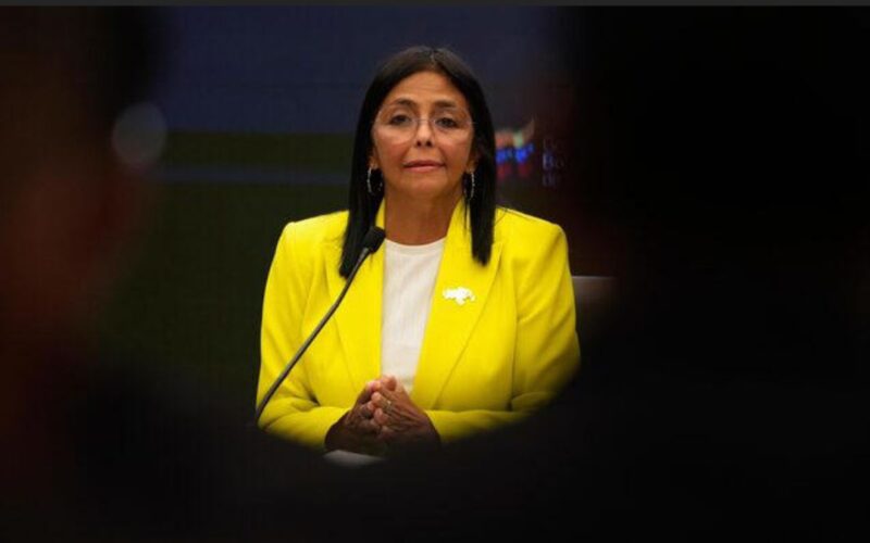 Trump derruba Maduro, garante o petróleo e deixa a Venezuela nas mãos do chavismo reciclado