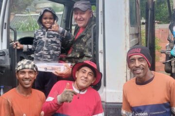 Pequeno Josué Felipe comemora 5 anos e emociona  com admiração pelos garis de Queimados