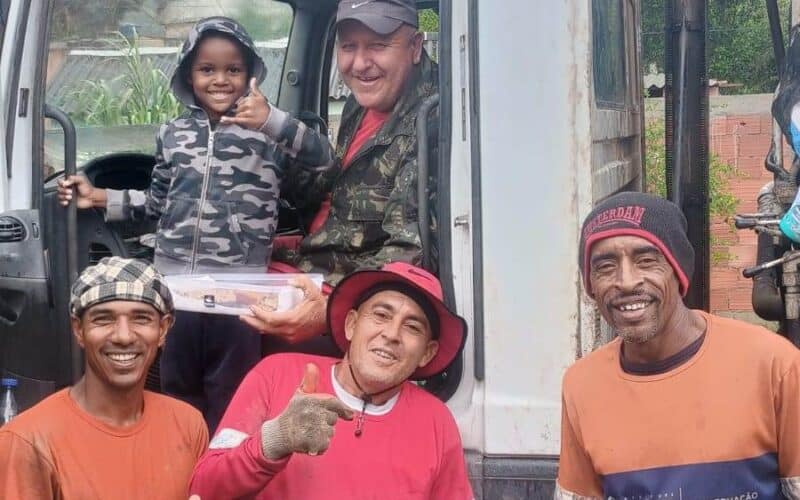 Pequeno Josué Felipe comemora 5 anos e emociona  com admiração pelos garis de Queimados