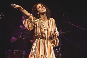 Nascida da geração Z, Clariá apresenta o show Cantoras da Rádio