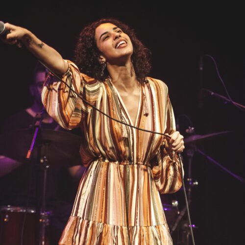 Nascida da geração Z, Clariá apresenta o show Cantoras da Rádio