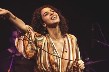 Nascida da geração Z, Clariá apresenta o show Cantoras da Rádio