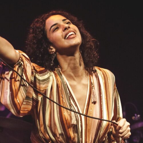 Nascida da geração Z, Clariá apresenta o show Cantoras da Rádio