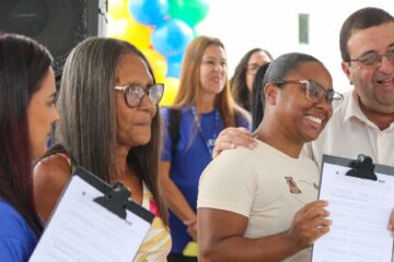 Famílias carentes recebem a chave da casa própria no bairro Belmonte, em Volta Redonda