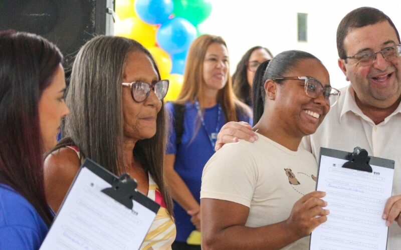 Famílias carentes recebem a chave da casa própria no bairro Belmonte, em Volta Redonda
