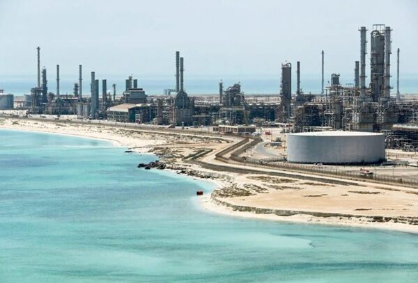 Os preços do petróleo disparam devido ao conflito no Oriente Médio que ameaça o fluxo no Estreito de Ormuz.