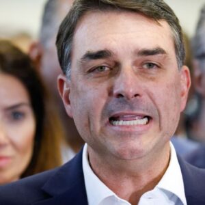 Flávio Bolsonaro critica ação da PF após bloqueio de R$ 119 milhões em bens de Valdemar Costa Neto