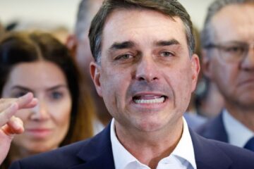 Flávio Bolsonaro critica ação da PF após bloqueio de R$ 119 milhões em bens de Valdemar Costa Neto