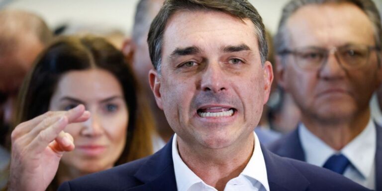 Flávio Bolsonaro critica ação da PF após bloqueio de R$ 119 milhões em bens de Valdemar Costa Neto