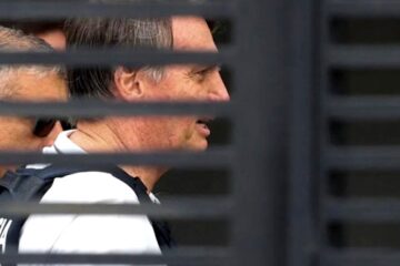 Polícia Federal cumpre mandado de busca e apreensão na residência de Jair Bolsonaro, em Brasília
